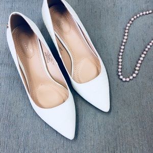 Jessica Simpson White Reptile Pointed Toe Heels